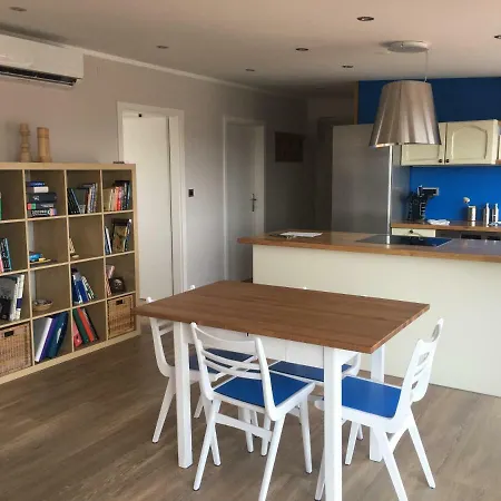 Modern Bright With Free Parking Space Apartament